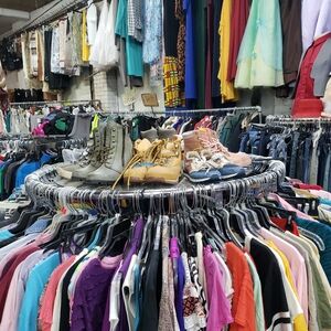 Variedad de ropa  de frio y primavera